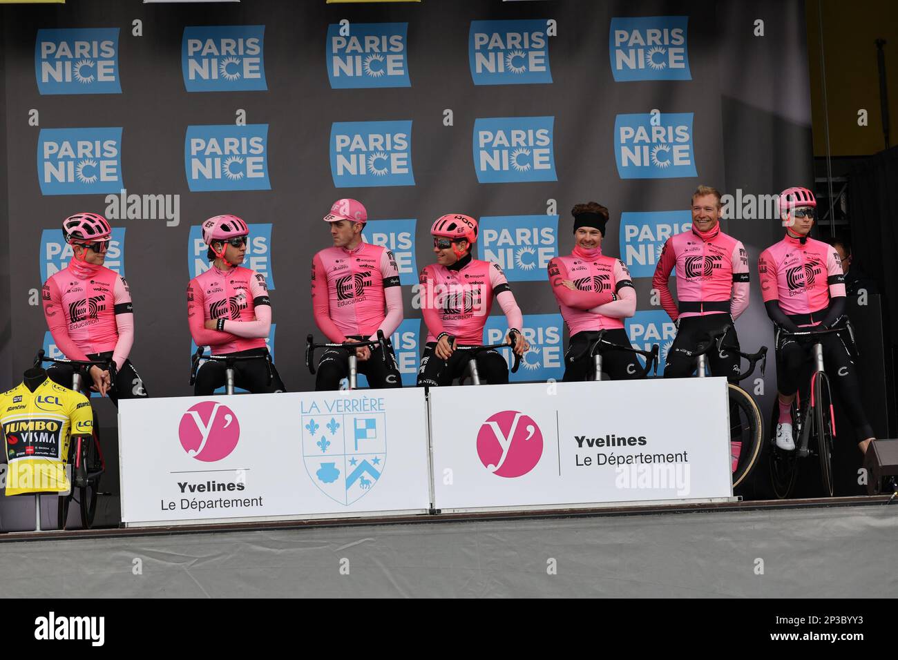 EF Education-EasyPost pilotes photographiés lors de la présentation de l'écurie avant la première étape de l'édition 81st de la course Paris-Nice de huit jours, de et à la Verrière (169,4km), dimanche 05 mars 2023. BELGA PHOTO DAVID PINTENS Banque D'Images