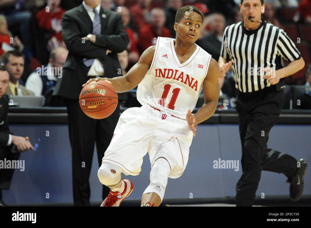 March 12, 2015: Indiana Hoosiers guard Yogi Ferrell (11) controls the ball in the first half during the 2015 Big Ten Men's Basketball Tournament game between the Northwestern Wildcats and the Indiana Hoosiers at the United Center in Chicago, IL. Patrick Gorski/CSM (Cal Sport Media via AP Images) Banque D'Images