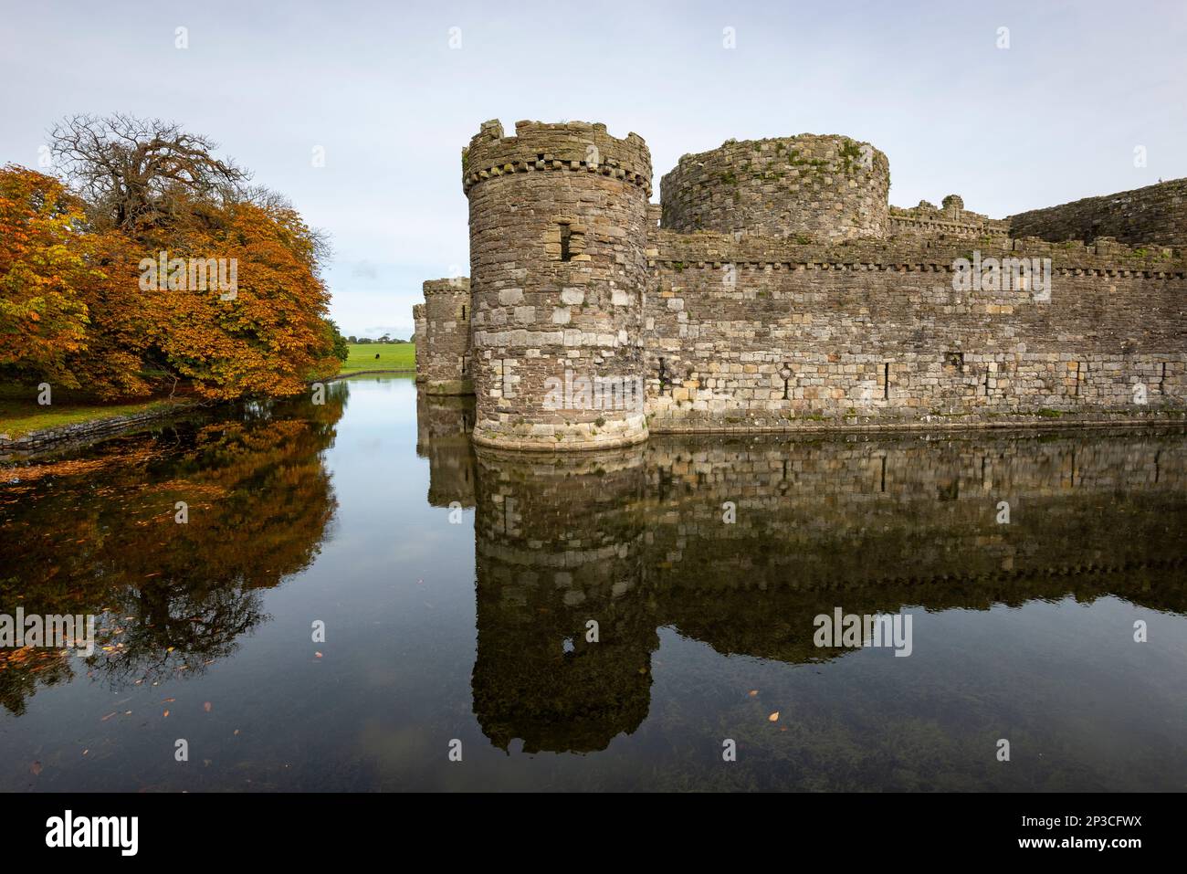 Château de Beaumaris et douve en automne. Anglesey, pays de Galles du Nord. Banque D'Images
