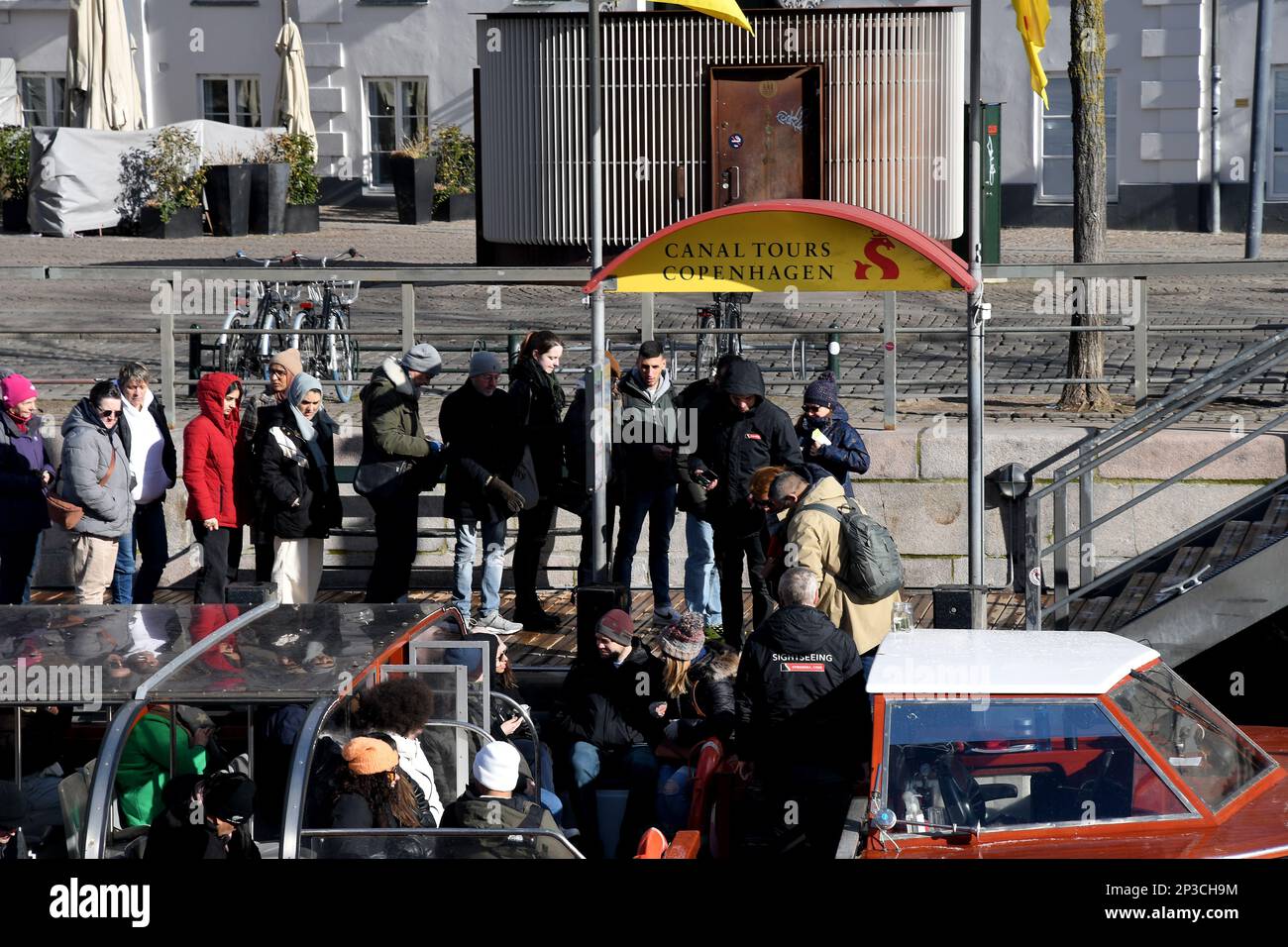 Copenhague /Danemark/05 Mars 20237HOP ON - promenade en bateau touristes prêt pour la croisière sur le canal de Copenahgen dans la capitale danoise Copenhague. . (Photo.Francis Joseph Dean/Dean Pictures) Banque D'Images