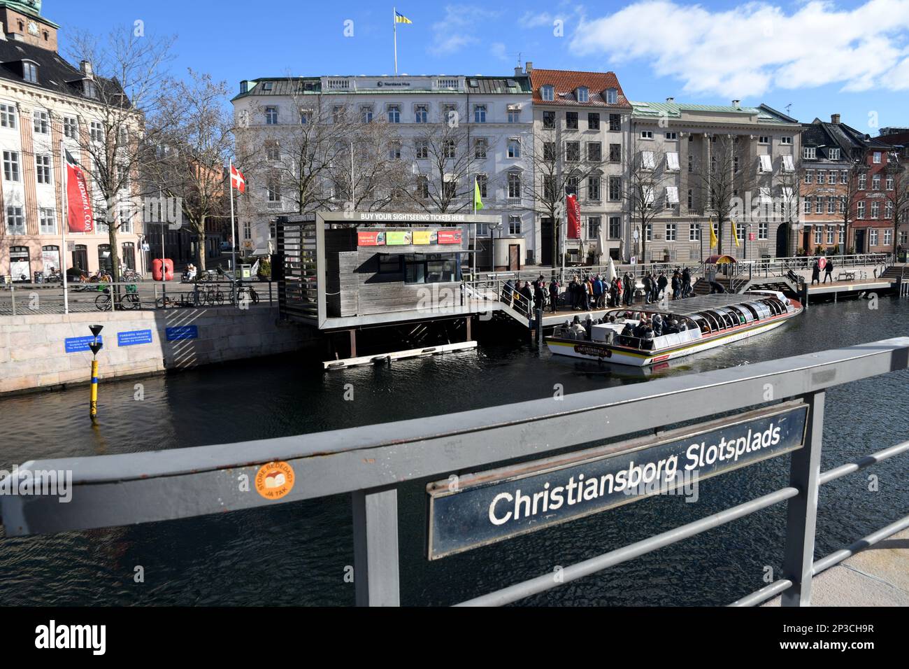 Copenhague /Danemark/05 Mars 20237HOP ON - promenade en bateau touristes prêt pour la croisière sur le canal de Copenahgen dans la capitale danoise Copenhague. . (Photo.Francis Joseph Dean/Dean Pictures) Banque D'Images