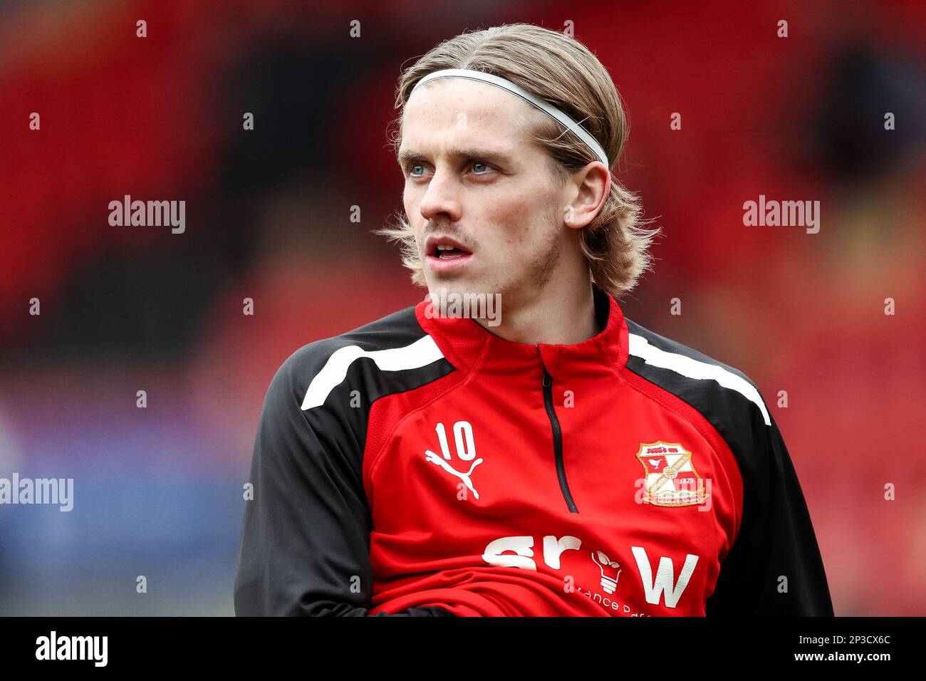 Le Ronan Darcy de Swindon Town s'échauffe avant le match de la Sky Bet League Two à Brisbane Road, Londres. Date de la photo: Samedi 4 mars 2023. Banque D'Images