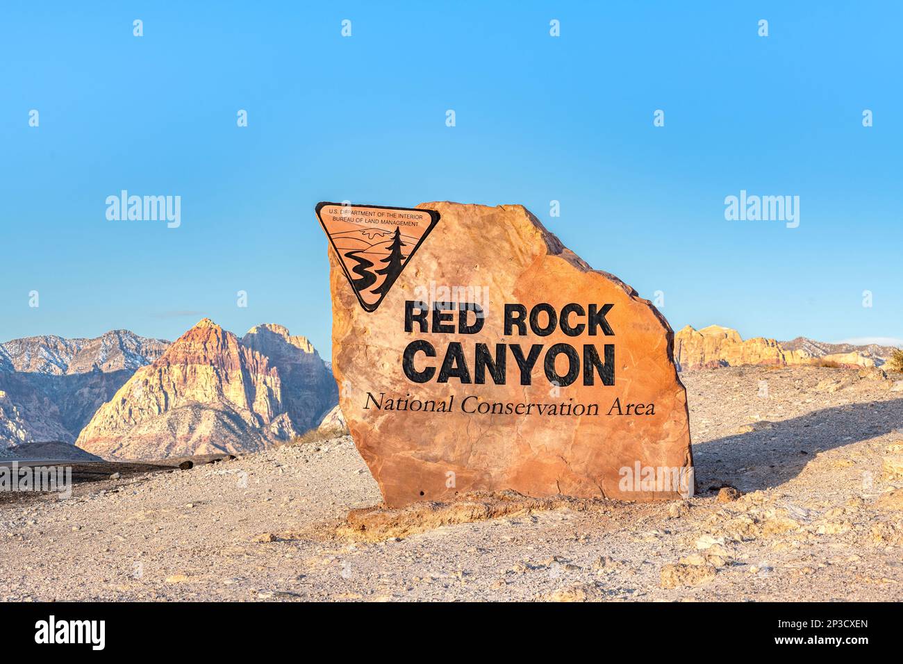 À l'entrée de Red Rock Canyon se trouve une belle pierre mettant en évidence le nom de l'un des célèbres sites sauvages de conservation de Las Vegas. Banque D'Images