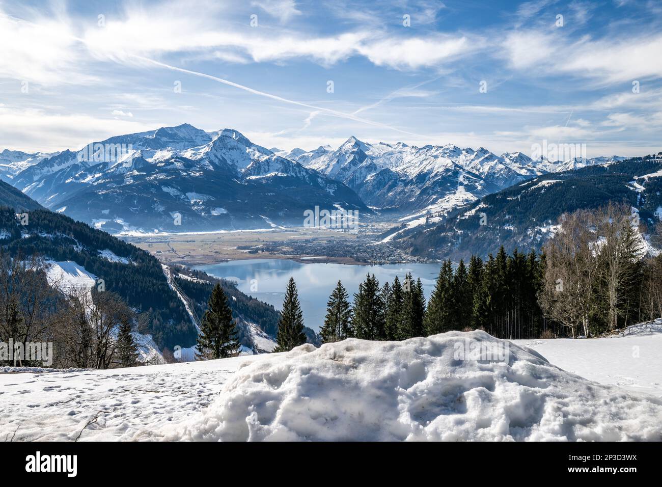 Vue imprenable sur le lac à Zell am See tandis que la glace d'hiver fond sur le lac Banque D'Images