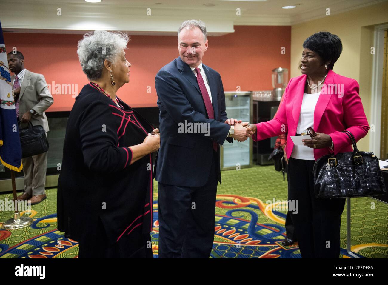 UNITED STATES - OCTOBER 16: Virginia Democratic candidate for U.S. Senate and former Gov. Tim Kaine, D-Va., speaks with supporters as he arrives for his town hall with Northern Virginia women at the Washington Dulles Marriott Airport on Tuesday, Oct. 16, 2012. (Photo By Bill Clark/CQ Roll Call) (CQ Roll Call via AP Images) Banque D'Images