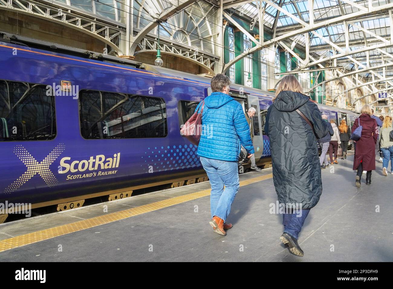 Passagers sur la plate-forme avec un train ScotRail à la gare centrale de Glasgow, Glasgow, Écosse, Royaume-Uni Banque D'Images