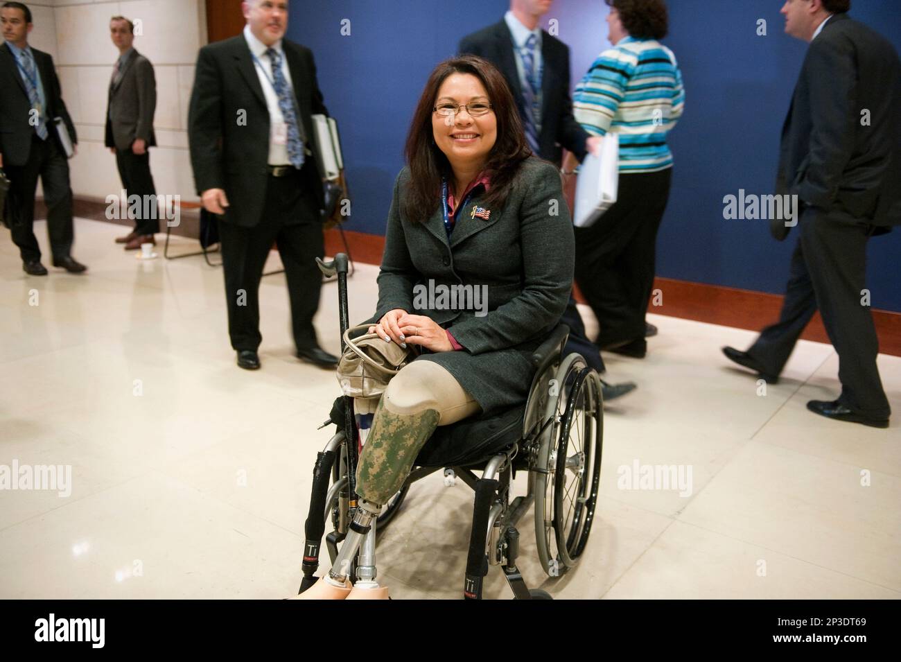 UNITED STATES - NOVEMBER 14: Rep.-elect Tammy Duckworth, D-Ill., arrives to attend a new member briefing in the Capitol. (Photo by Chris Maddaloni/CQ Roll Call) (CQ Roll Call via AP Images) Banque D'Images
