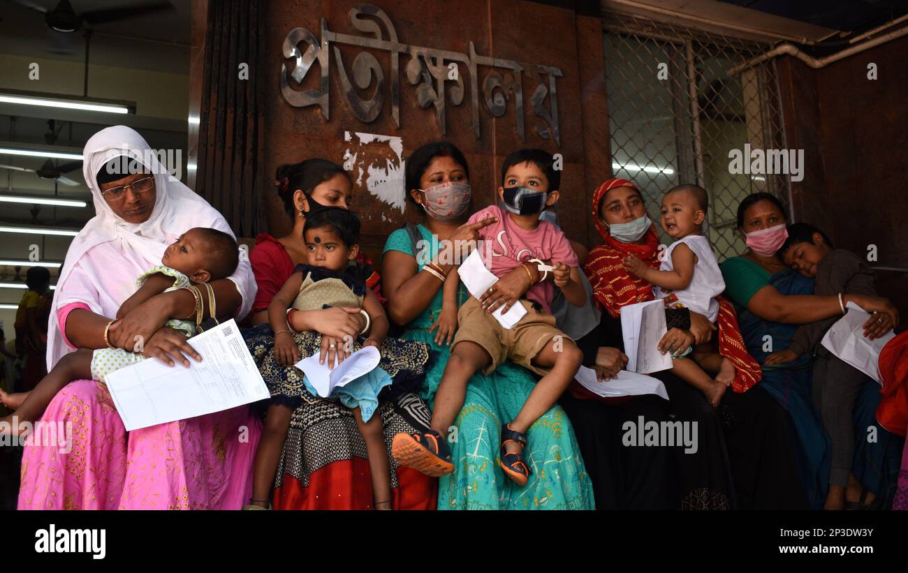 Kolkata, Inde. 4th mars 2023. L'infection à adénovirus se propage rapidement à Kolkata. 4 enfants sont morts au cours des dernières 24 heures. Décès de nourrissons dus au rhume et aux infections pulmonaires, à la pneumonie, à la fièvre, etc (Credit image: © Sayantan Chakraborty/Pacific Press via ZUMA Press Wire) USAGE ÉDITORIAL SEULEMENT! Non destiné À un usage commercial ! Banque D'Images