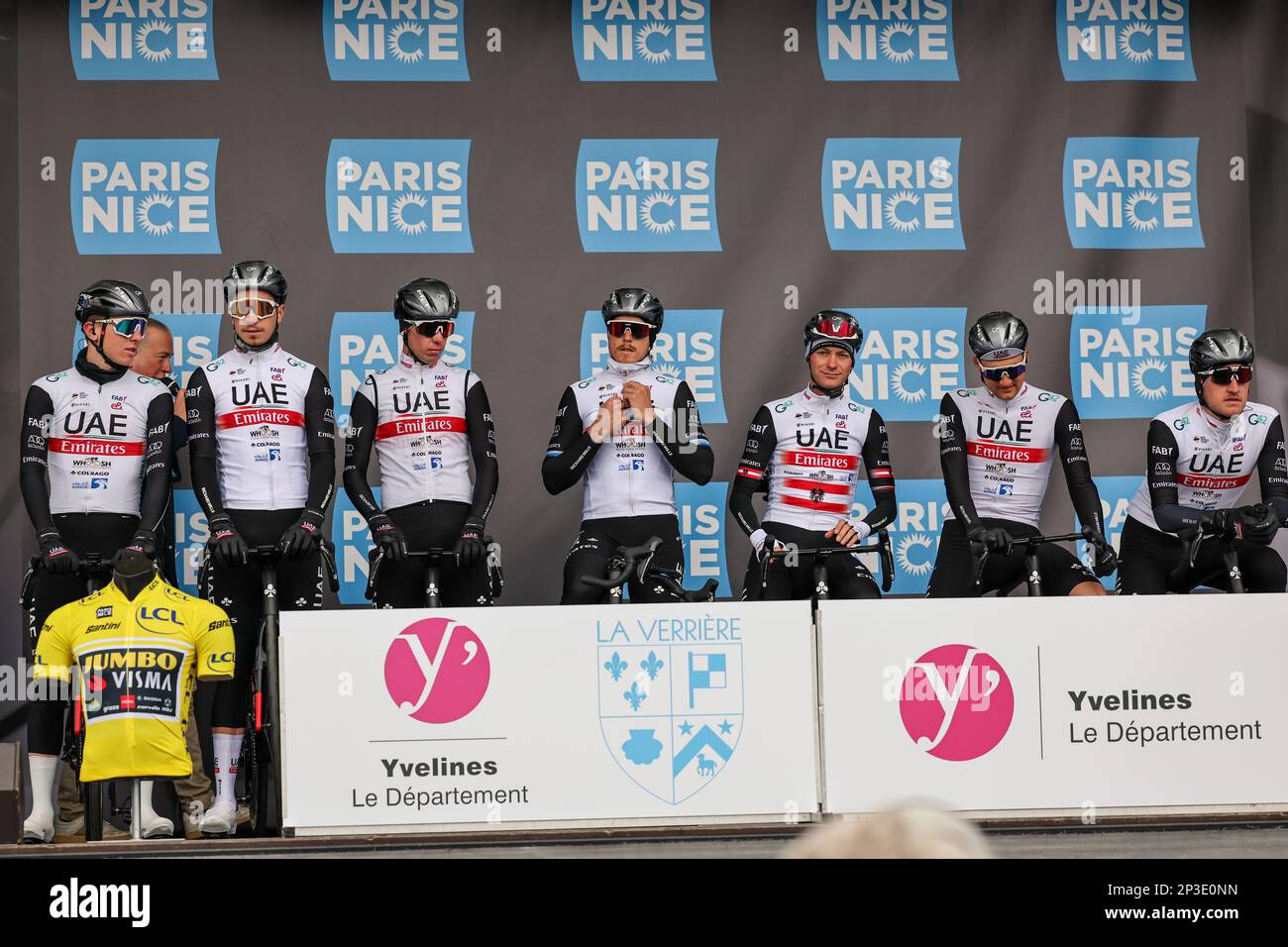 UAE Team Emirates riders photographiés au début de la première étape de l'édition 81st de la course Paris-Nice de huit jours, de et à la Verrière (169,4km), dimanche 05 mars 2023. BELGA PHOTO DAVID PINTENS Banque D'Images