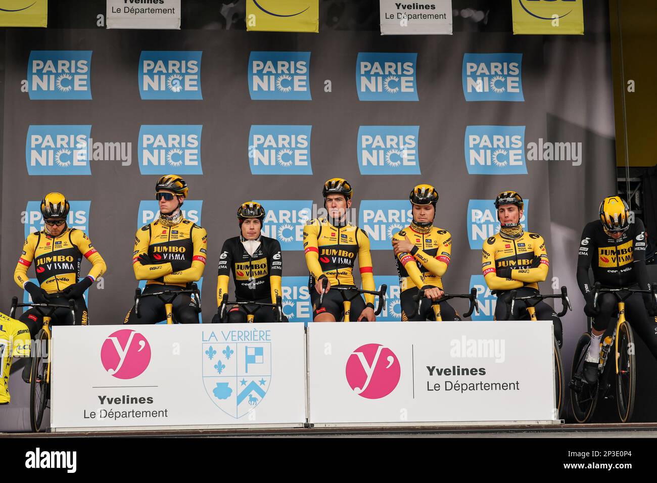 Jumbo-Visma pilotes photographiés au début de la première étape de l'édition 81st de la course Paris-Nice de huit jours, de et à la Verrière (169,4km), dimanche 05 mars 2023. BELGA PHOTO DAVID PINTENS Banque D'Images