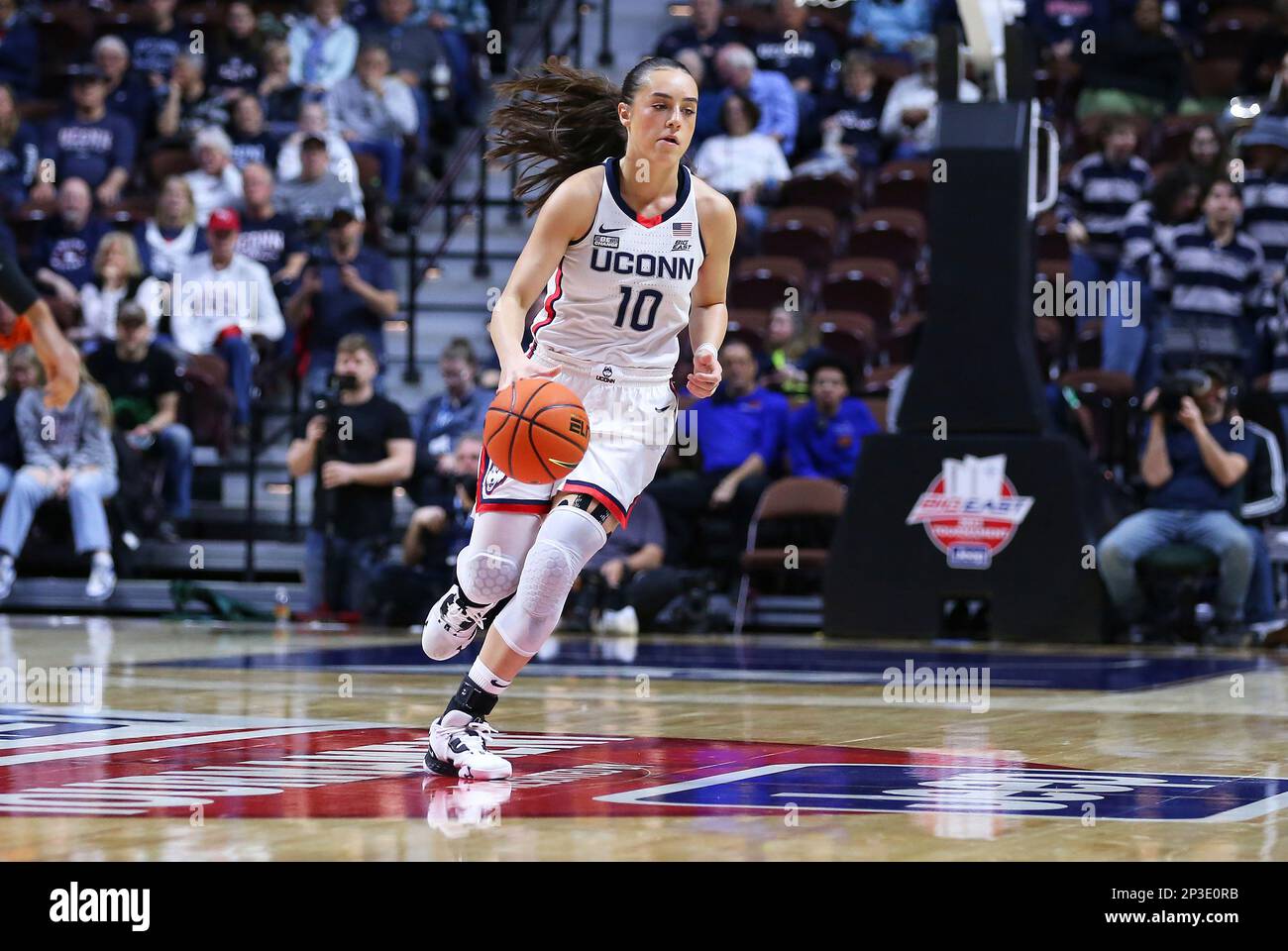UNCASVILLE, CT - MARCH 04: UConn Huskies guard Nika Muhl (10) with the ball during the Big East Women's Basketball Tournament game between Georgetown Hoyas and UConn Huskies on March 4, 2023, at Mohegan Sun Arena in Uncasville, CT. (Photo by M. Anthony Nesmith/Icon Sportswire) (Icon Sportswire via AP Images) Banque D'Images