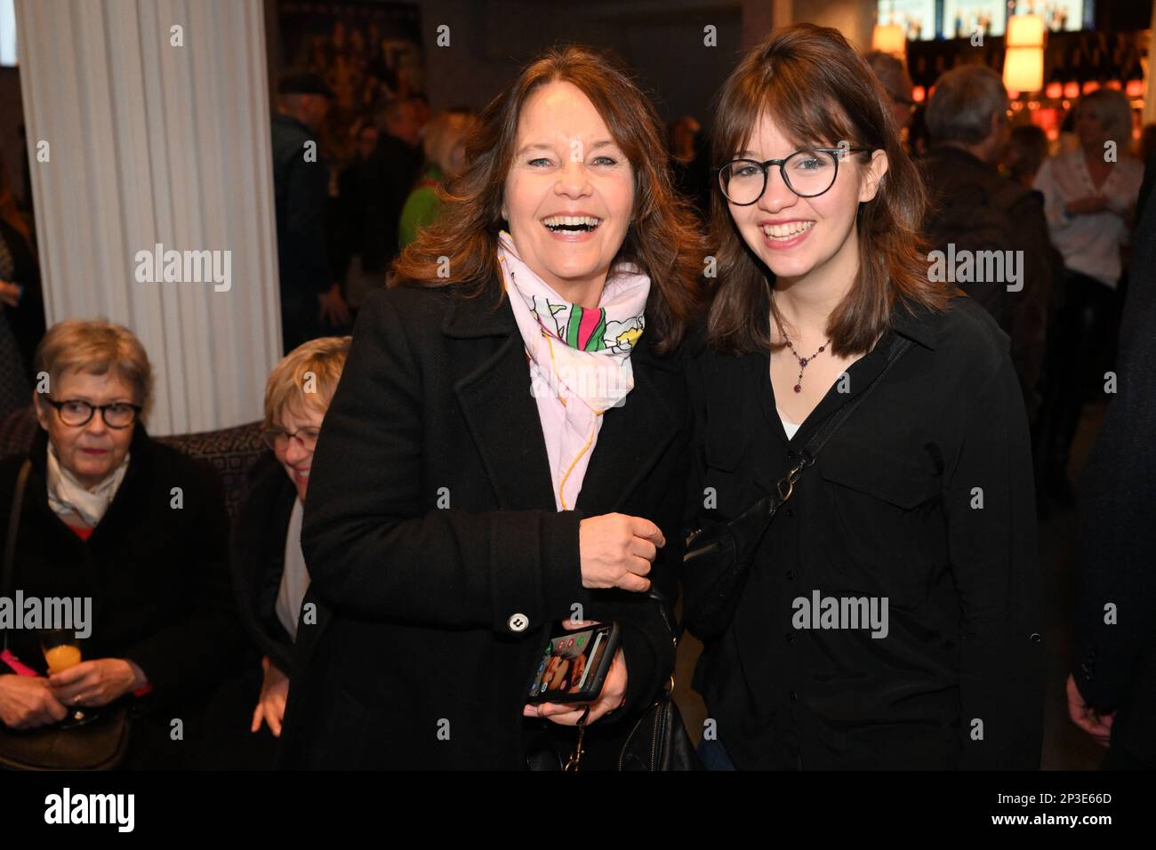 Munich, Allemagne. 05th mars 2023. La directrice Caroline Link et sa fille Pauline Graf se tiennent à la première de Los(ge)lassen dans le SALON ASTOR Filmlounge de l'ARRI. Credit: Felix Hörhager/dpa/Alay Live News Banque D'Images