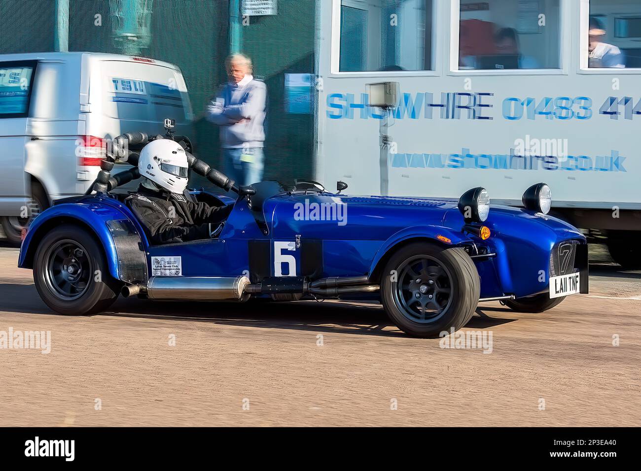 Tony Smith pilotant un Caterham 7 aux essais de vitesse nationaux de Brighton 2017. Il s'agit du plus ancien événement de course automobile du Royaume-Uni, qui se tient dans la ville côtière du sud-est de Brighton. Madeira Drive est une route qui longe le front de mer et est normale plein de gens explorer la plage, la jetée et les attractions locales. Aujourd'hui, il est passé à un cours d'essai de 1/4 fois. 2nd septembre 2017 Banque D'Images