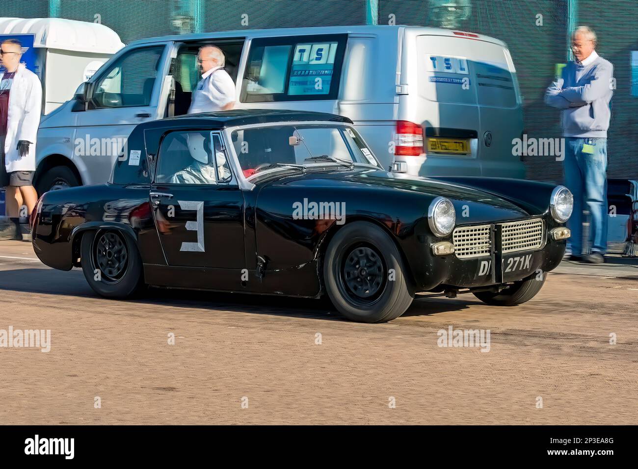 Steve Jones pilotant un MG Midget aux essais de vitesse nationaux de Brighton 2017. Il s'agit du plus ancien événement de course automobile du Royaume-Uni, qui se tient dans la ville côtière du sud-est de Brighton. Madeira Drive est une route qui longe le front de mer et est normale plein de gens explorer la plage, la jetée et les attractions locales. Aujourd'hui, il est passé à un cours d'essai de 1/4 fois. 2nd septembre 2017 Banque D'Images