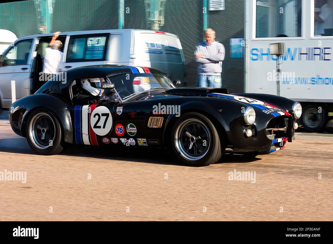 Charles Holmes conduisant un Gardner Douglas Cobra 427 aux essais de vitesse nationaux de Brighton 2017. Il s'agit du plus ancien événement de course automobile du Royaume-Uni, qui se tient dans la ville côtière du sud-est de Brighton. Madeira Drive est une route qui longe le front de mer et est normale plein de gens explorer la plage, la jetée et les attractions locales. Aujourd'hui, il est passé à un cours d'essai de 1/4 fois. 2nd septembre 2017 Banque D'Images