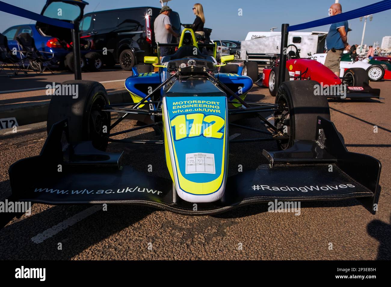 Shane Kelly pilotant une Formule Renault dans le parc ferme aux essais de vitesse nationaux de Brighton 2017. Il s'agit du plus ancien événement de course automobile du Royaume-Uni, qui se tient dans la ville côtière du sud-est de Brighton. Madeira Drive est une route qui longe le front de mer et est normale plein de gens explorer la plage, la jetée et les attractions locales. Aujourd'hui, il est passé à un cours d'essai de 1/4 fois. 2nd septembre 2017. Banque D'Images