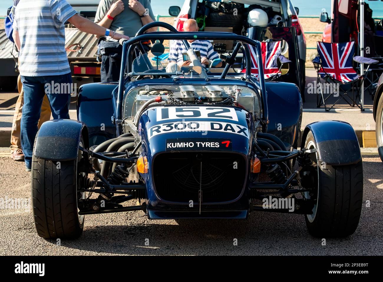 Laurie Hatchard conduisant un Dax Rush Quadra aux essais de vitesse nationaux de Brighton 2017. Cette image montre la voiture dans le parc fermé avant la compétition. C'est le plus ancien événement de course automobile du Royaume-Uni et se tient dans la ville côtière du sud-est de Brighton. Madeira Drive est une route qui longe le front de mer et est normale plein de gens explorer la plage, la jetée et les attractions locales. Aujourd'hui, il est passé à un cours d'essai de 1/4 fois. 2nd septembre 2017. Banque D'Images