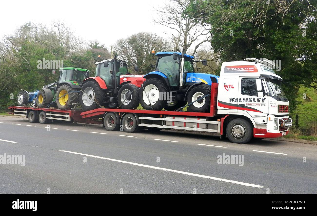 Un tracteur Walmsley entièrement chargé, chargeur bas Volvo Globe Trotter avec remorque garée dans une layette sur l'Écosse A75 Banque D'Images
