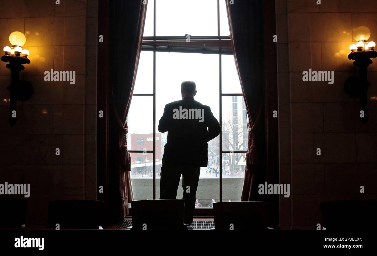Wisconsin Assembly Minority Leader Peter Barca, D-Kenosha, watches a protest regarding a Right to Work bill from above in the Assembly chamber at the State Capitol in Madison, Wis., Wednesday, Feb. 25, 2015. The Wisconsin Senate is set to dive into what could be a fierce debate on a Republican right-to-work bill. (AP Photo/Wisconsin State Journal, M.P. King) Banque D'Images