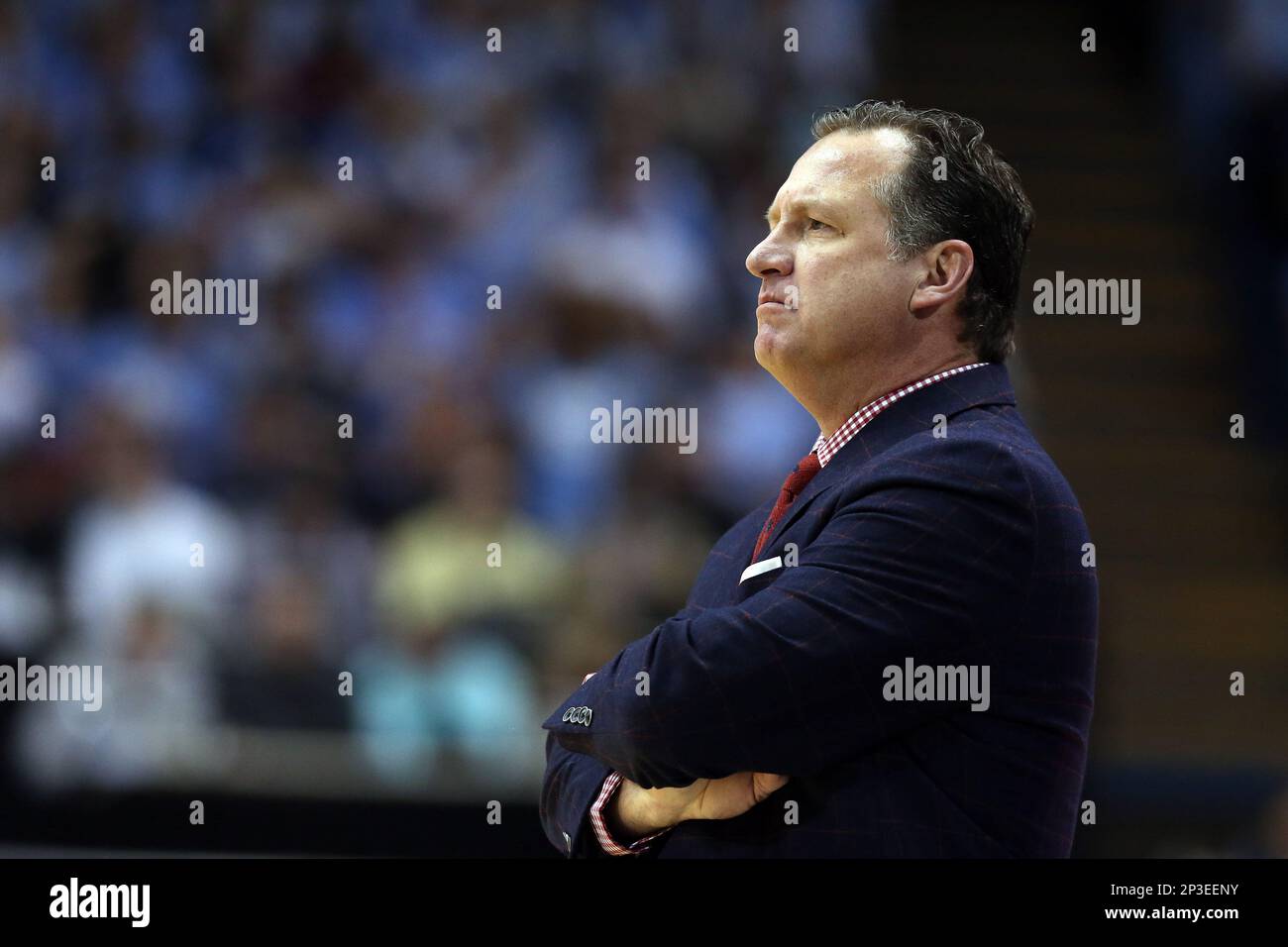 24 February 2015: NC State head coach Mark Gottfried. The University of North Carolina Tar Heels played the North Carolina State University Wolfpack in an NCAA Division I Men's basketball game at the Dean E. Smith Center in Chapel Hill, North Carolina. NC State won the game 58-46. (Icon Sportswire via AP Images) Banque D'Images