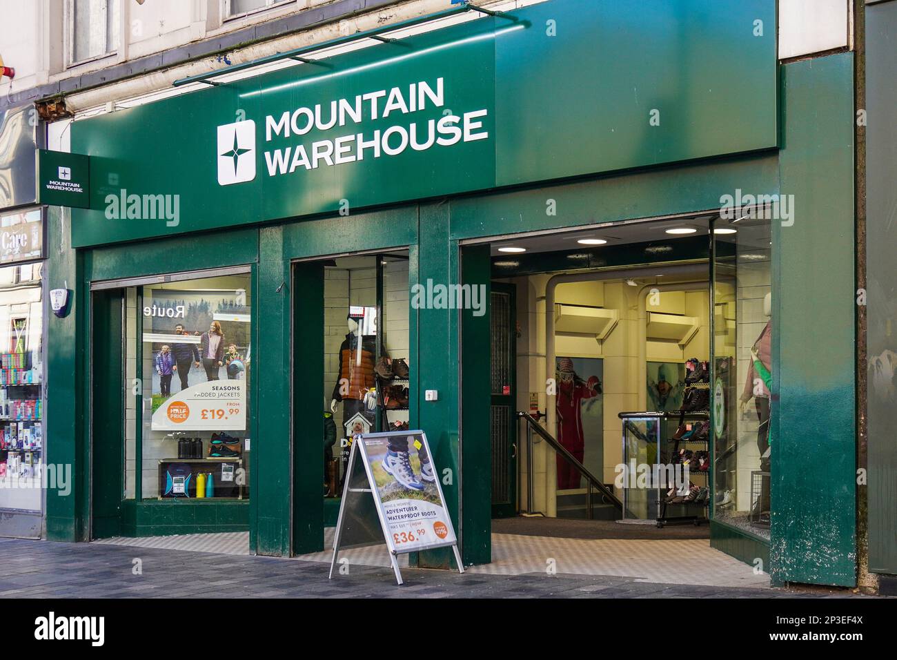 Entrée et extérieur du magasin de vêtements et de vêtements d'extérieur Mountain Warehouse, Sauchiehall Street, Glasgow, Écosse, Royaume-Uni Banque D'Images