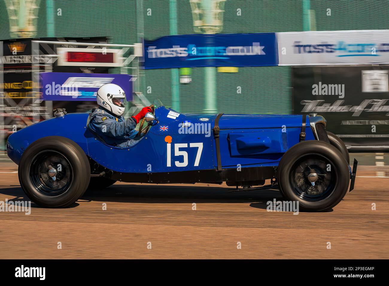 Rob Cobden conduisant un Riley Falcon Sports aux essais de vitesse nationaux de Brighton 2018. Il s'agit du plus ancien événement de course automobile du Royaume-Uni, qui se tient dans la ville côtière du sud-est de Brighton. Madeira Drive est une route qui longe le front de mer et est normale plein de gens explorer la plage, la jetée et les attractions locales. Aujourd'hui, il est passé à un cours d'essai de 1/4 fois. 1st septembre 2018 Banque D'Images