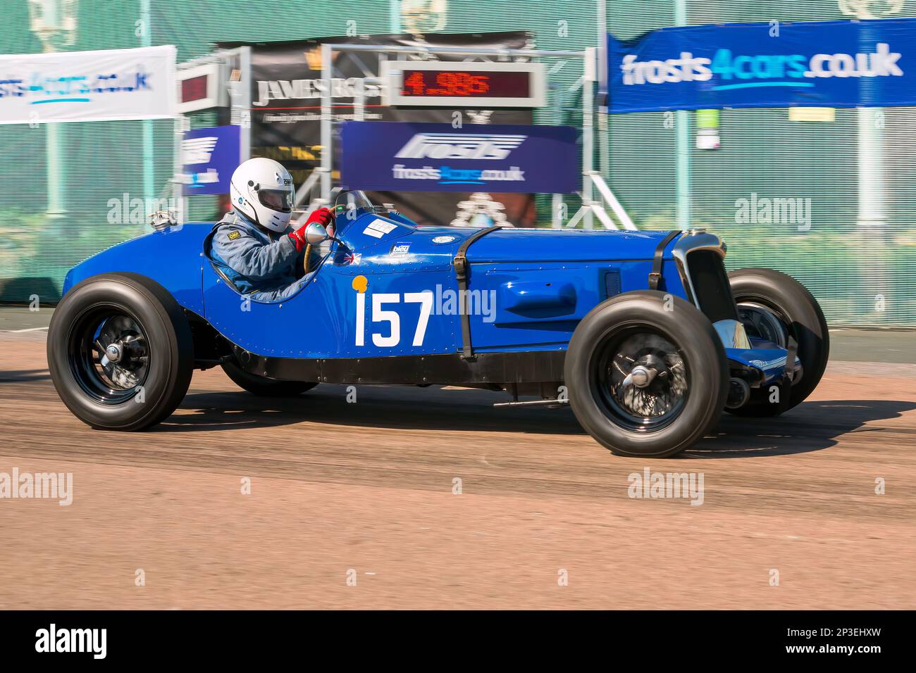 Rob Cobden conduisant un Riley Falcon Sports aux essais de vitesse nationaux de Brighton 2018. Il s'agit du plus ancien événement de course automobile du Royaume-Uni, qui se tient dans la ville côtière du sud-est de Brighton. Madeira Drive est une route qui longe le front de mer et est normale plein de gens explorer la plage, la jetée et les attractions locales. Aujourd'hui, il est passé à un cours d'essai de 1/4 fois. 1st septembre 2018 Banque D'Images