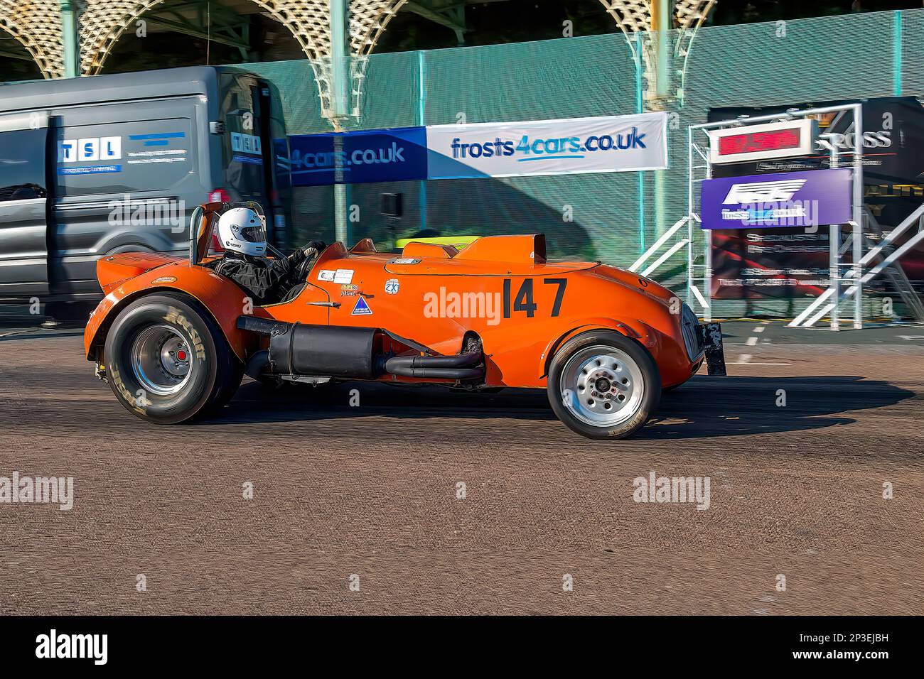 James Tiller pilotant un Allard J2 aux essais de vitesse nationaux de Brighton 2018. Il s'agit du plus ancien événement de course automobile du Royaume-Uni, qui se tient dans la ville côtière du sud-est de Brighton. Madeira Drive est une route qui longe le front de mer et est normale plein de gens explorer la plage, la jetée et les attractions locales. Aujourd'hui, il est passé à un cours d'essai de 1/4 fois. 1st septembre 2018. Banque D'Images