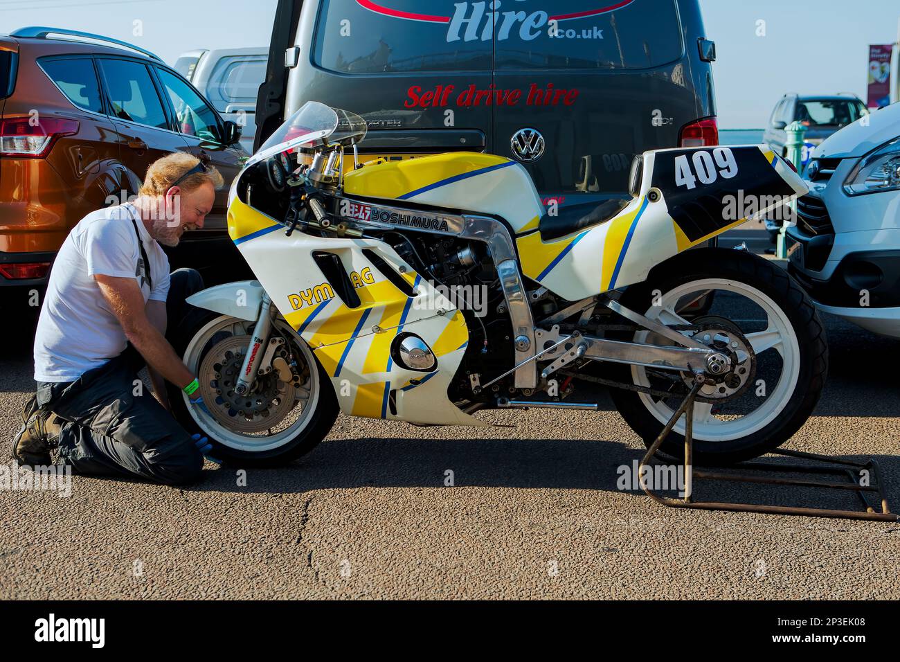 Nigel Spencer effectuant les derniers contrôles avant de monter sa Harris Suzuki F1 au Brighton National Speed Trials 2017. Il s'agit du plus ancien événement de course automobile du Royaume-Uni, qui se tient dans la ville côtière du sud-est de Brighton. Madeira Drive est une route qui longe le front de mer et est normale plein de gens explorer la plage, la jetée et les attractions locales. Aujourd'hui, il est passé à un cours d'essai de 1/4 fois. 2nd septembre 2017 Banque D'Images