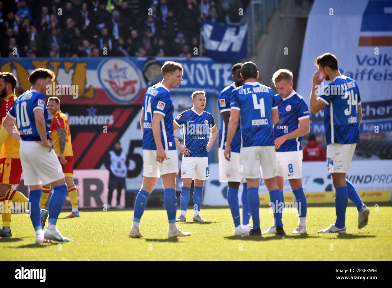 Rostock, Allemagne. 05th mars 2023. Football: 2nd Bundesliga, Hansa Rostock - Karlsruher SC, Matchday 23, Ostseestadion. Kai Pröger de Rostock (arrière M) et ses coéquipiers réagissent après avoir concédé le but 0:2, Credit: Gregor Fischer/dpa - NOTE IMPORTANTE: Conformément aux exigences de la DFL Deutsche Fußball Liga et de la DFB Deutscher Fußball-Bund, il est interdit d'utiliser ou d'avoir utilisé des photos prises dans le stade et/ou du match sous forme de séquences et/ou de séries de photos de type vidéo./dpa/Alay Live News Banque D'Images