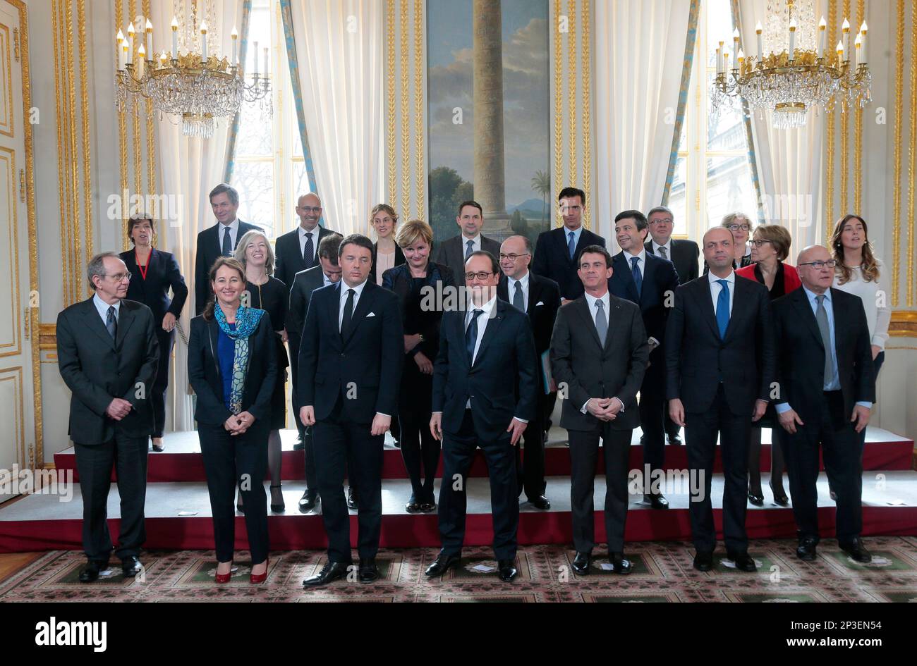 From the left, front row, Italian Economy and Finance Minister Pier Carlo Padoan, French Environment Minister Segolene Royal, Italian Prime Minister Matteo Renzi, French President Francois Hollande, French Prime Minister Manuel Valls, Italian Interior Minister Angelino Alfano and French Finance Minister Michel Sapin pose for a picture during a French-Italian summit at the Elysee Palace, Tuesday, Feb. 24, 2015 in Paris (AP Photo/Jacques Demarthon, Pool) Banque D'Images