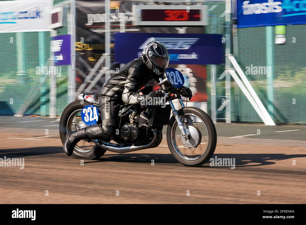 L'événement est actuellement organisé sous la forme d'un sprint de 400 mètres pour les voitures et les motos, sous les auspices de l'Association des sports motorisés. Cette image présente Neill Curtis à cheval sur une Yamaha RD350LC. L'événement est organisé par le Brighton et le Hove Motor Club le long de Madeira Drive, Brighton Sea Front, ville de Brighton & Hove, Royaume-Uni. 1st septembre 2018 Banque D'Images