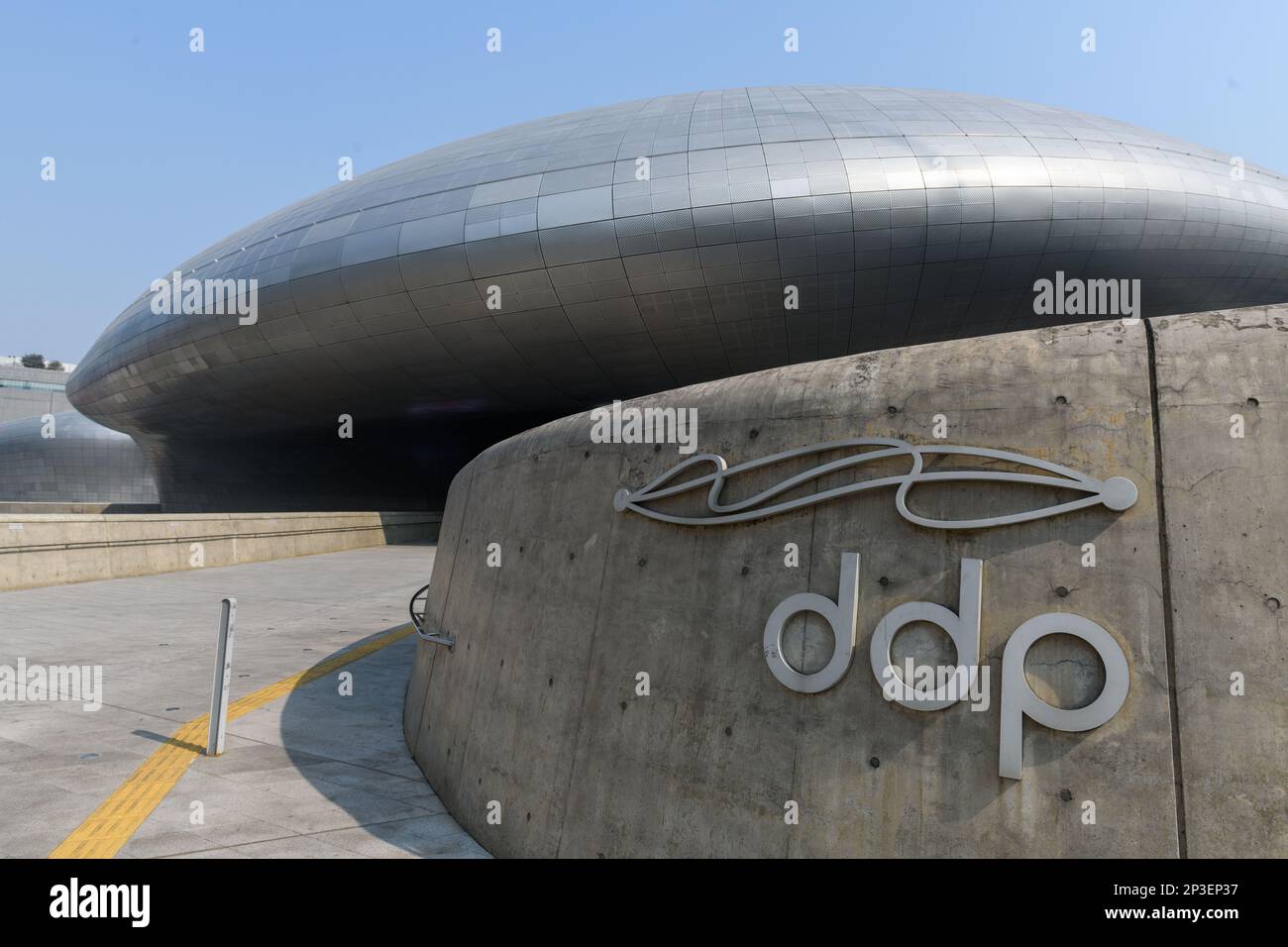 Le Dongdaemun Design Plaza (DDP) est un important point de repère urbain à Séoul.le Dongdaemun Design Plaza, abrégé DDP, est un point de repère urbain majeur à Séoul, en Corée du Sud, conçu par Zaha Hadid et Samoo, avec un design résolument néofruttique caractérisé par des « formes puissantes et courbes de structures allongées ». Ce monument est la pièce maîtresse du centre de la mode et de la destination touristique populaire de Corée du Sud, Dongdaemun, avec un parc accessible à pied sur ses toits, de grands espaces d'exposition mondiaux, des magasins de détail futuristes et des parties restaurées de la forteresse de Séoul. Le DDP a l'abeille Banque D'Images