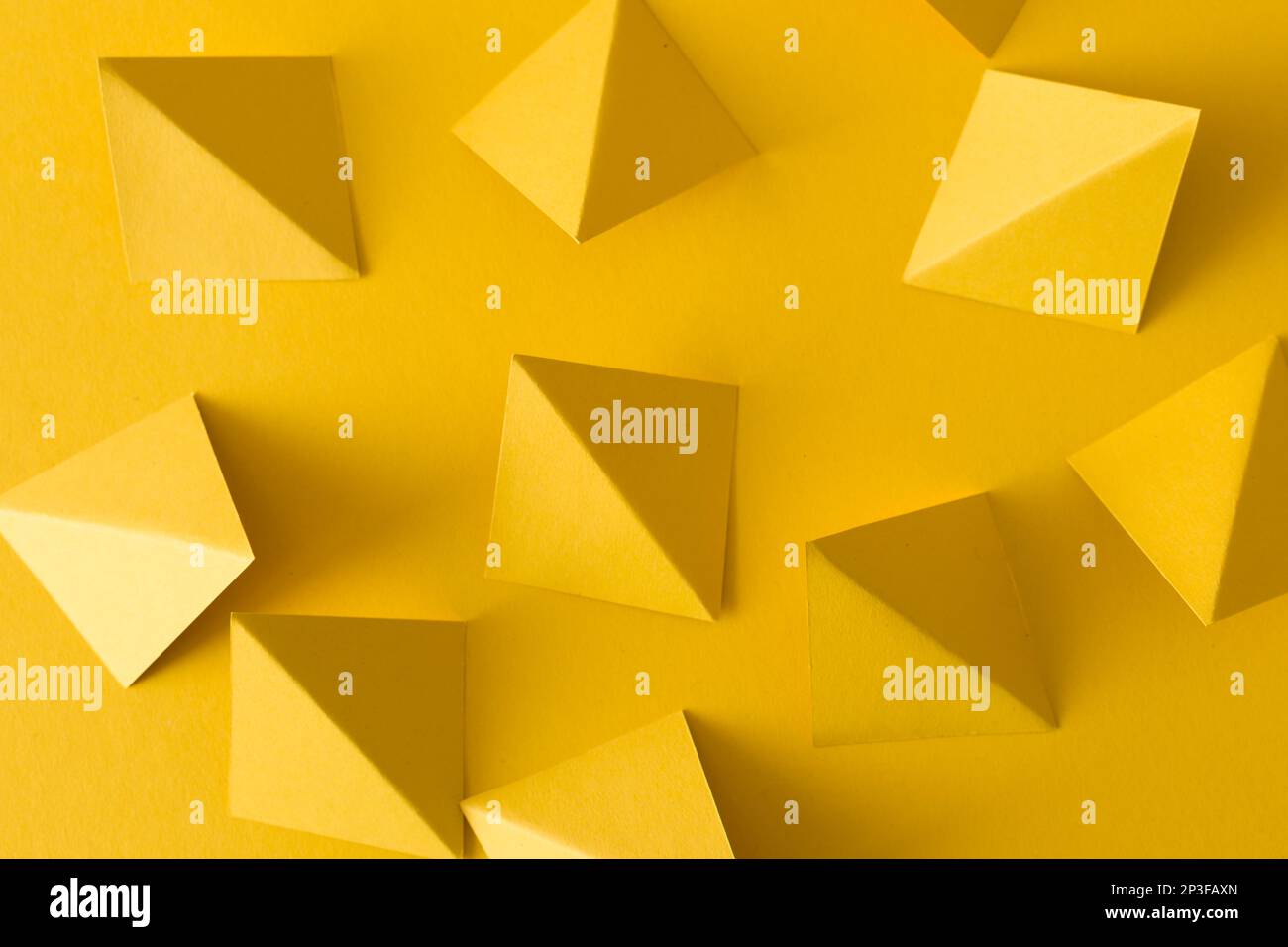 Arrière-plan jaune abstrait avec formes de triangle Banque D'Images