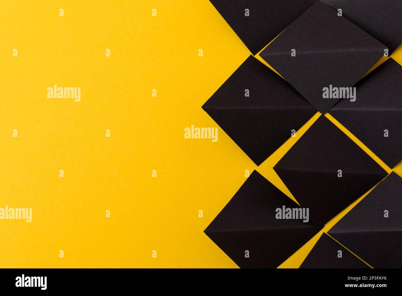 Arrière-plan noir et jaune avec 3D formes de triangle, espace de copie Banque D'Images