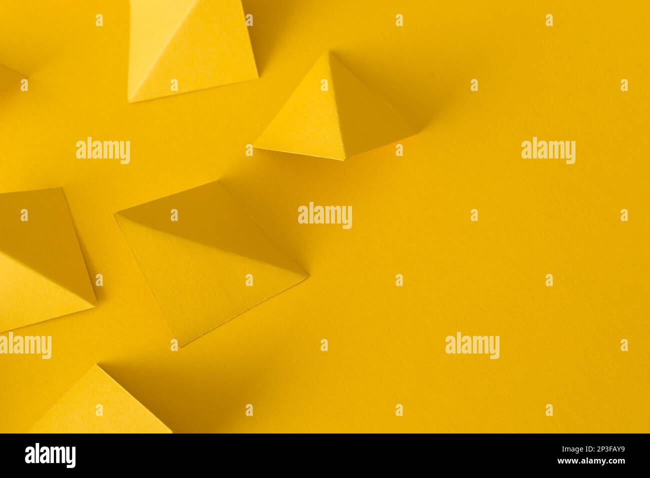 Arrière-plan jaune abstrait avec formes géométriques de triangle Banque D'Images
