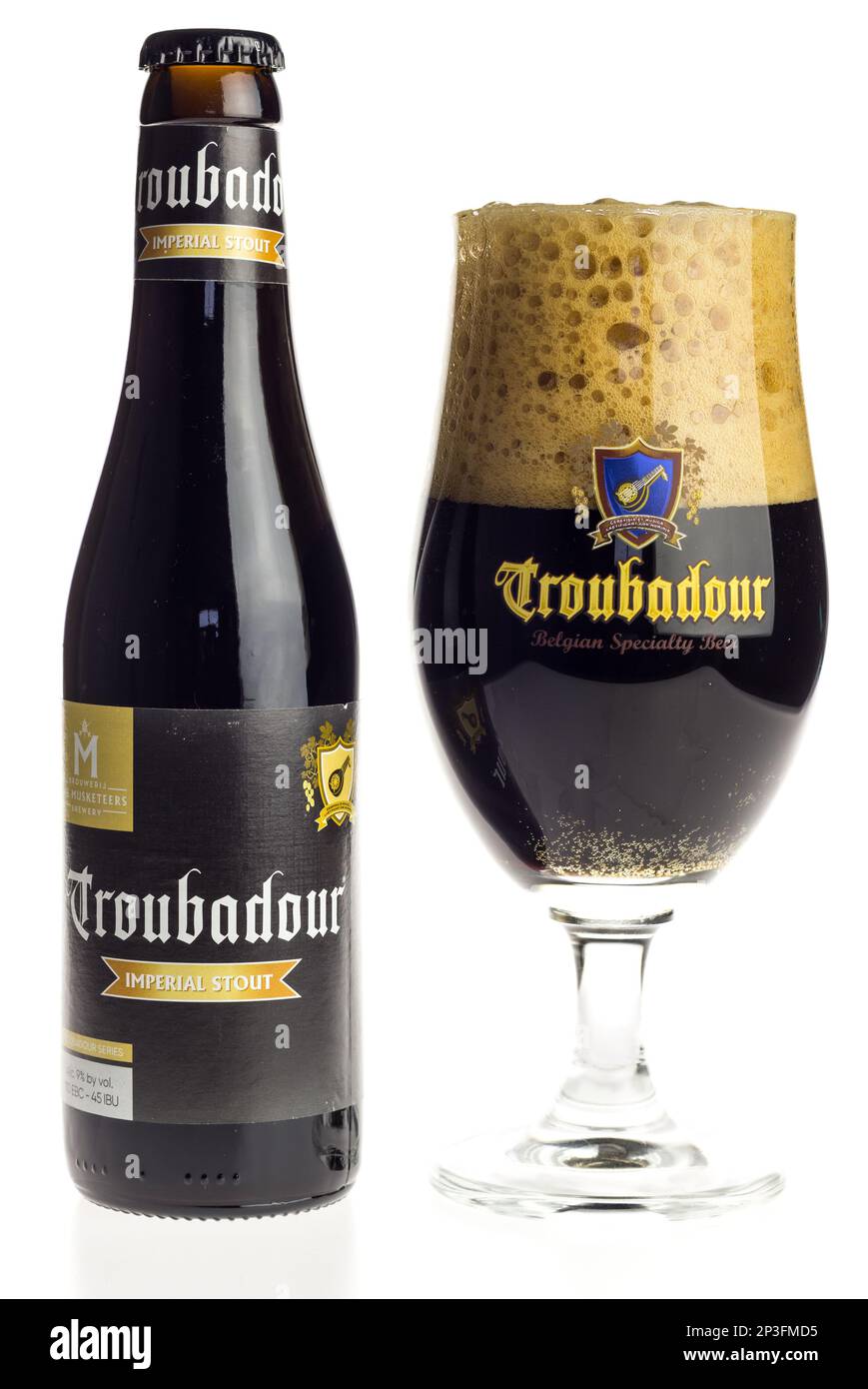 Bouteille et verre de bière Troubadour Imperial Stout isolée sur fond blanc Banque D'Images
