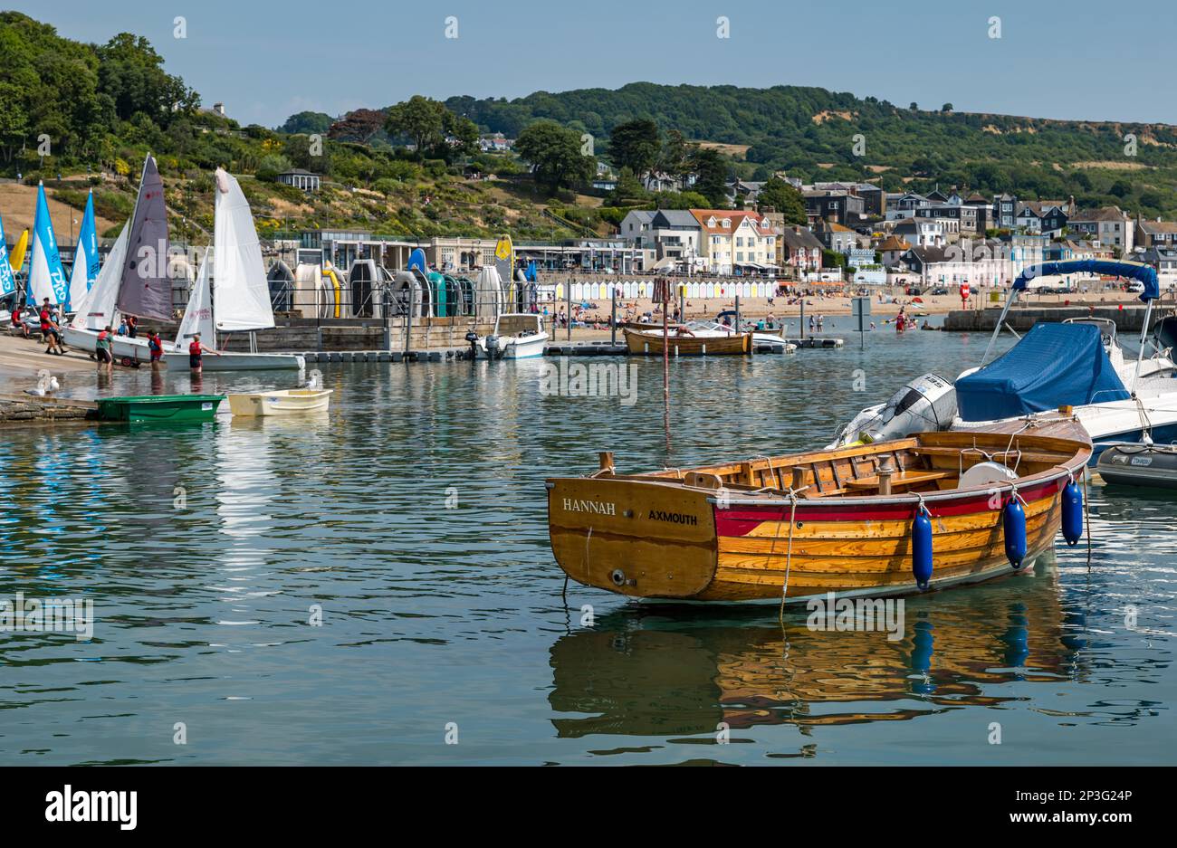 Bateau en bois et voile dinghies dans le port en été, Lyme Regis, Dorset, Angleterre, Royaume-Uni Banque D'Images