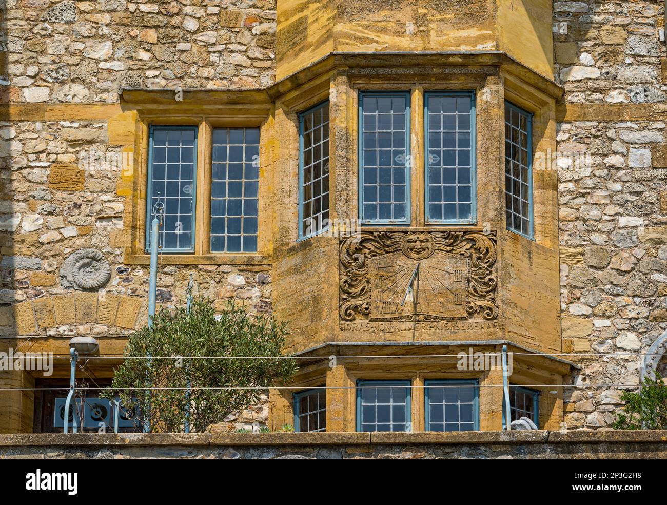 Artisanat insolite maison de bord de mer, le Sundial, Marine Parade, Lyme Regis, Dorset, Angleterre, Royaume-Uni Banque D'Images