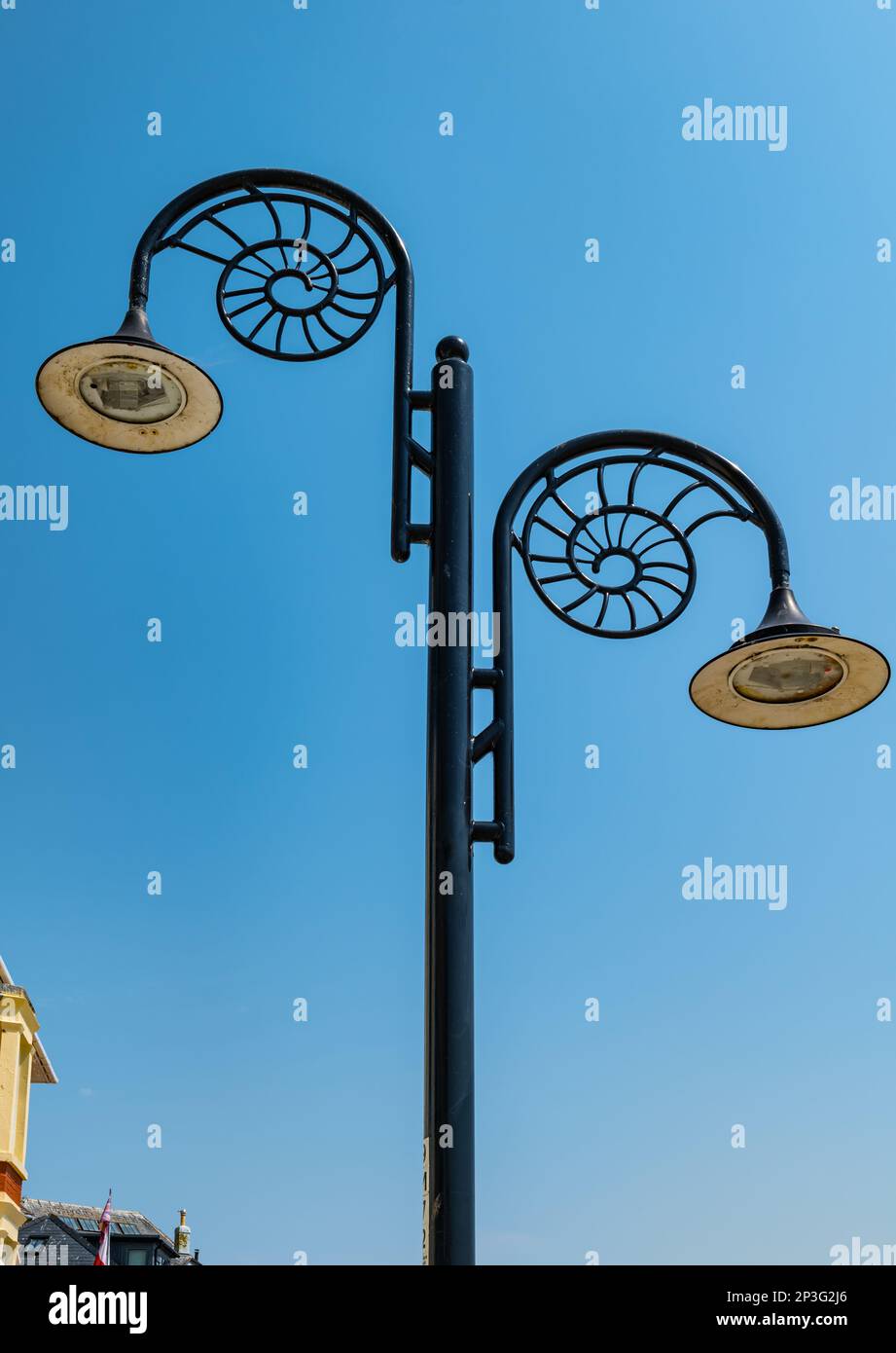 Lampadaires ou lampadaires originaux avec décoration en forme de fossile, Marine Parade, Lyme Regis, Dorset, Angleterre, ROYAUME-UNI Banque D'Images