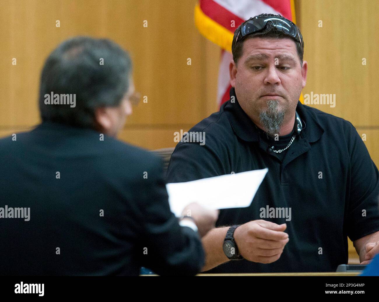 Prosecutor Juan Martinez hands a copy of an email to Damien Ashdown, as Ashdown testifies during Jodi Arias' sentencing retrial at Maricopa County Superior Court, Thursday, Feb 12, 2015, in Phoenix. Arias was convicted of first-degree murder in May 2013 in the 2008 killing of former boyfriend Travis Alexander. However, jurors deadlocked on her punishment. (AP Photo/The Arizona Republic, Cheryl Evans, Pool) Banque D'Images