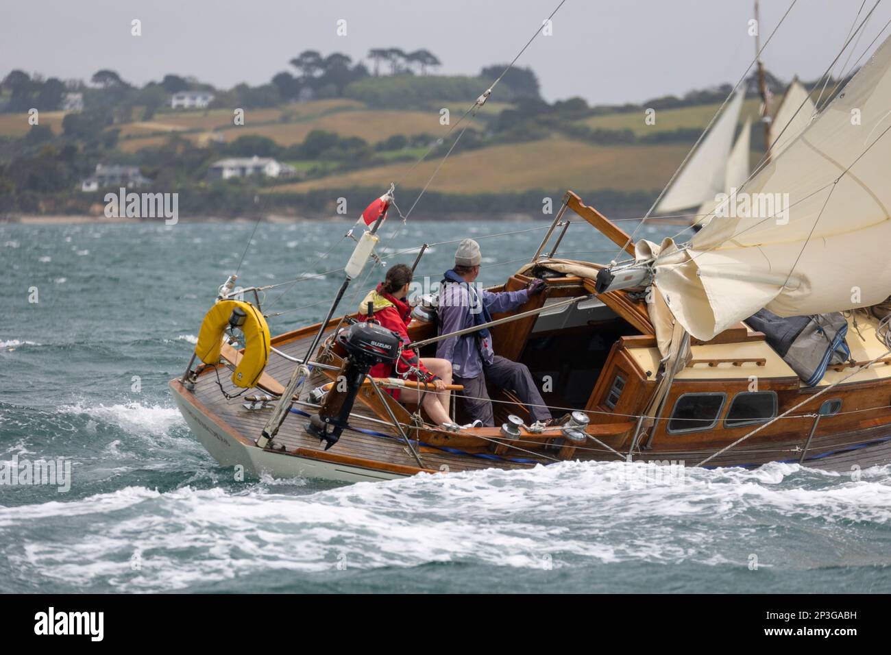 Classic yachts ad Bristol Pilot cutters course pendant Falmouth Classics dans un gale à Carrick Roads, Falmouth Banque D'Images