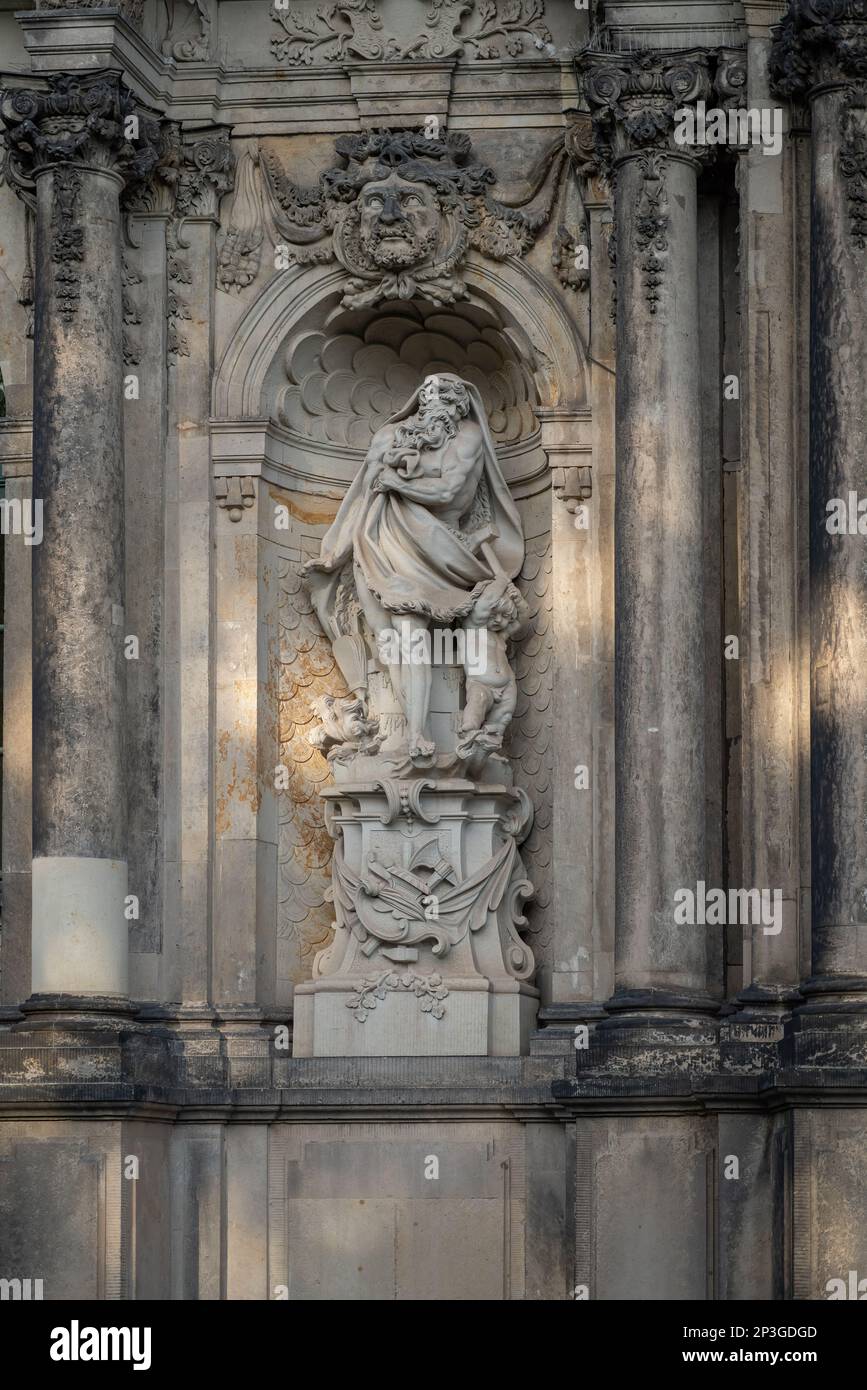 Vulcan Sculpture à la porte de la Couronne (Kronentor) du palais Zwinger - Dresde, Saxe, Allemagne Banque D'Images