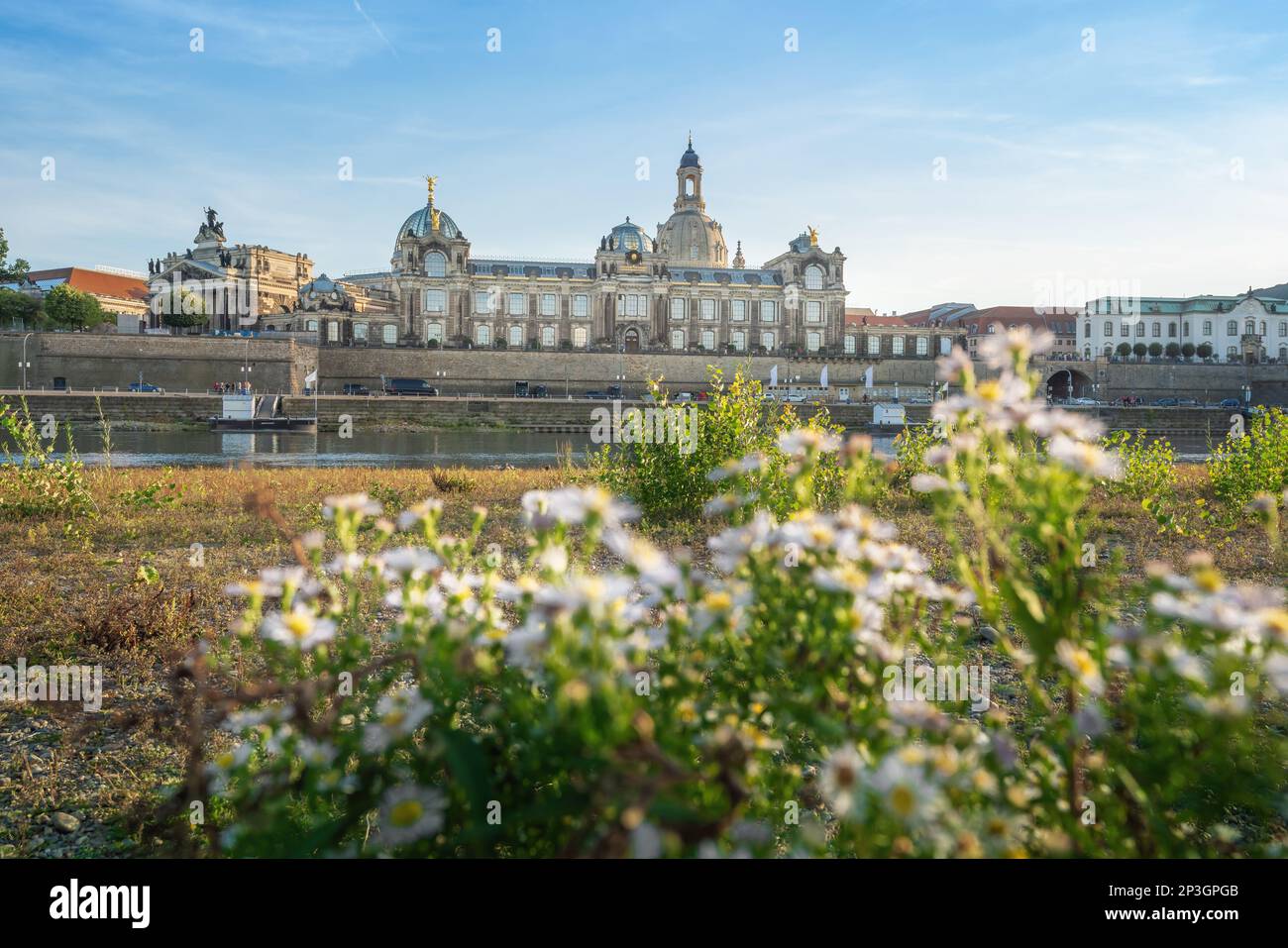 Horizon de l'Elbe avec Bruhls Terrace et l'Académie des Beaux-Arts de Dresde - Dresde, Saxe, Allemagne Banque D'Images