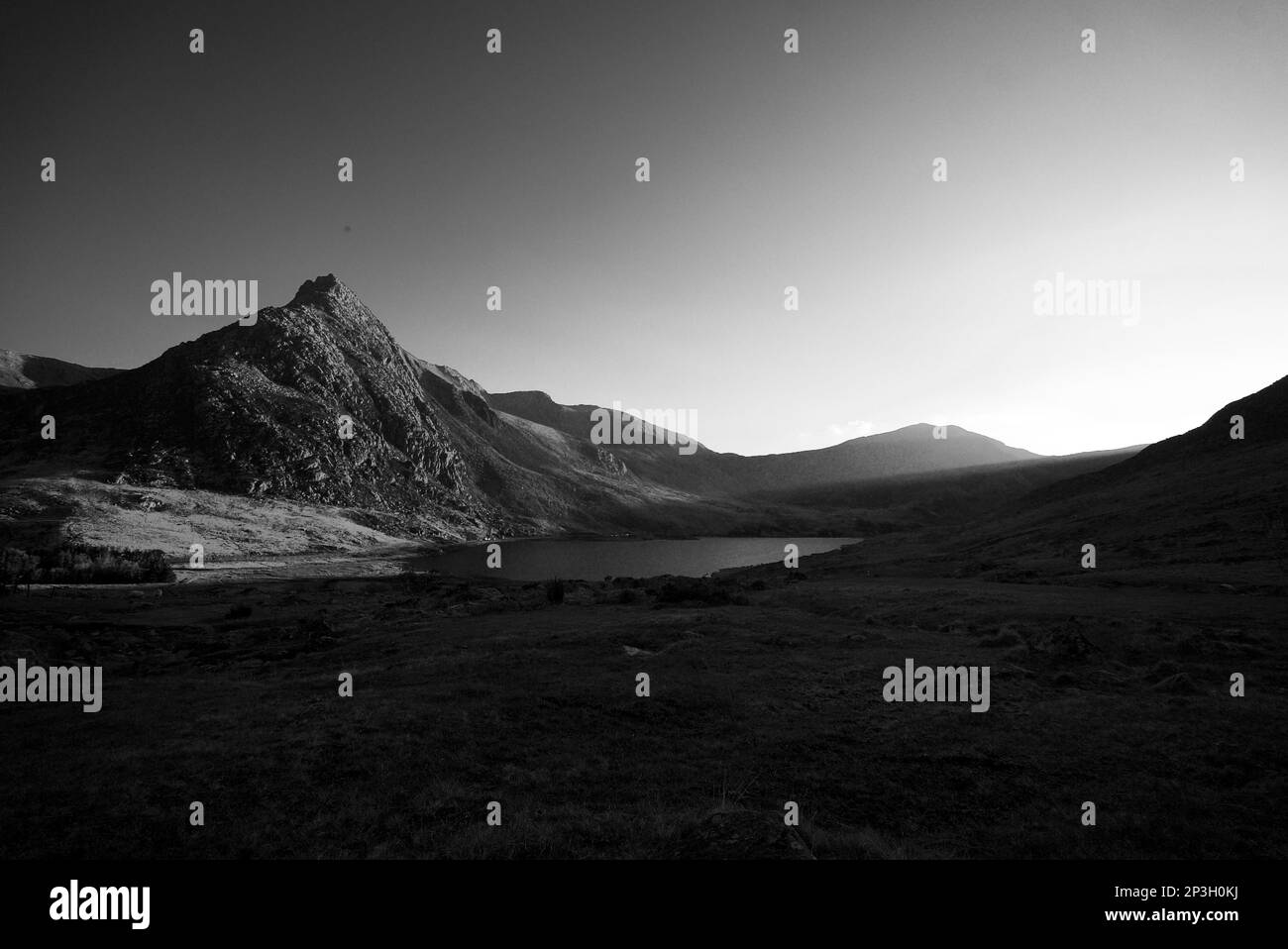 Tryfan - une montagne dans la vallée d'Ogwen, parc national de Snowdonia, pays de Galles (Eryri, Cymru) vu d'en dessous. Noir et blanc. Banque D'Images