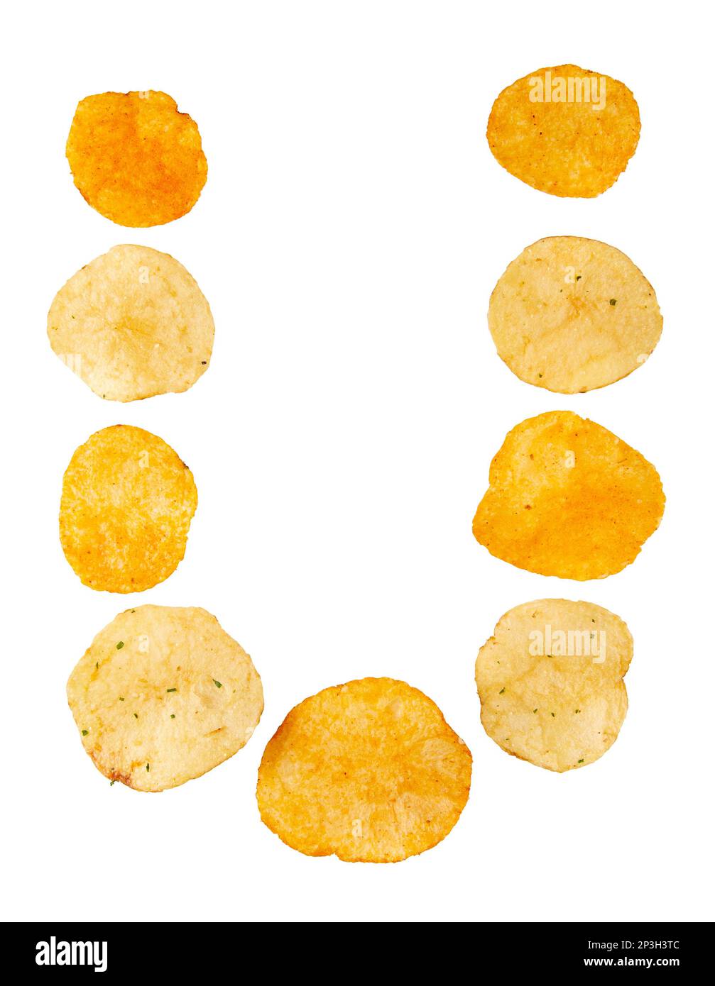 Lettre U faite de chips de pomme de terre et isolée sur fond blanc. Concept de l'alphabet alimentaire. Une lettre de l'ensemble de police de puce de pomme de terre facile à empiler. Banque D'Images