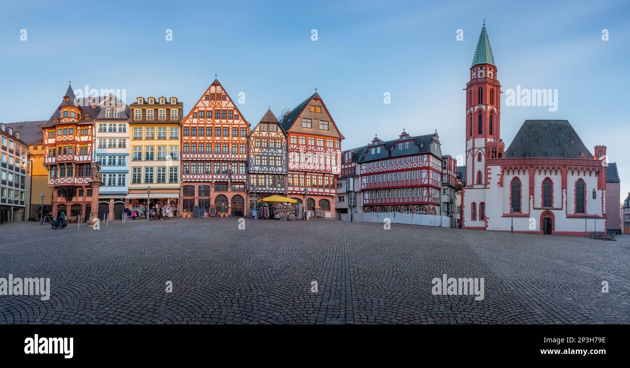 Vue panoramique sur la place Romerberg et la vieille rue Eglise Nicholas et bâtiments colorés à colombages - Francfort, Allemagne Banque D'Images