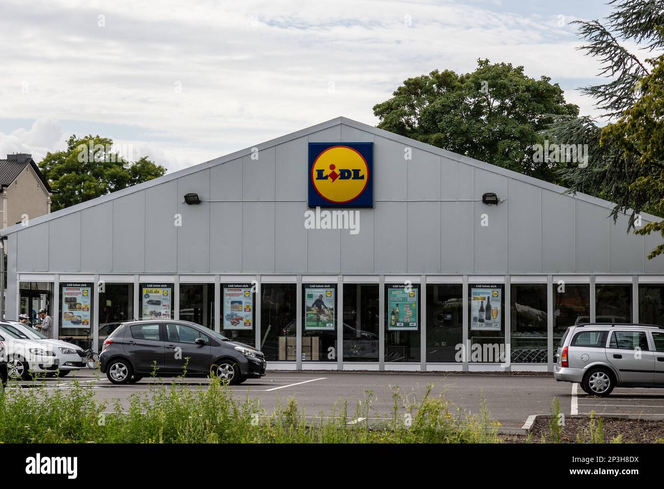 Andernach, Allemagne - 9 août 2021: Façade d'une boutique LIDL avec des voitures sur le parking en face Banque D'Images