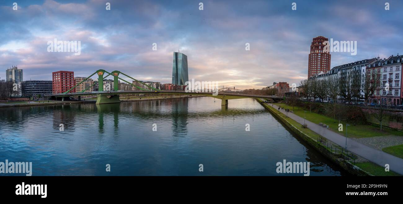 Vue panoramique sur la ville de main River avec le pont de Flosserbrucke, la tour BCE (Banque centrale européenne) et le bâtiment main Plaza - Francfort, Allemagne Banque D'Images