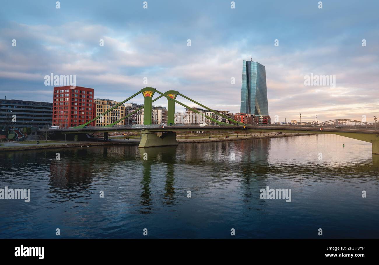 Vue sur la rivière principale avec le pont de Flosserbrucke et la tour de la BCE (Banque centrale européenne) - Francfort, Allemagne Banque D'Images